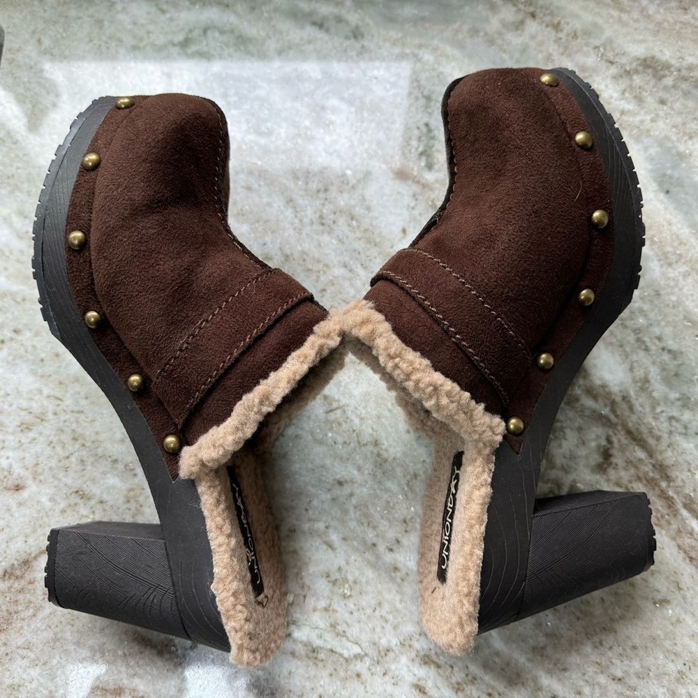 Never worn!! Union Bay, Sz 9 dark brown mules, faux suede and super soft lining